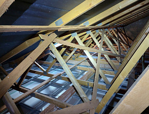 Zateplení stropu novostavby rodinného domu pomocí foukané izolace